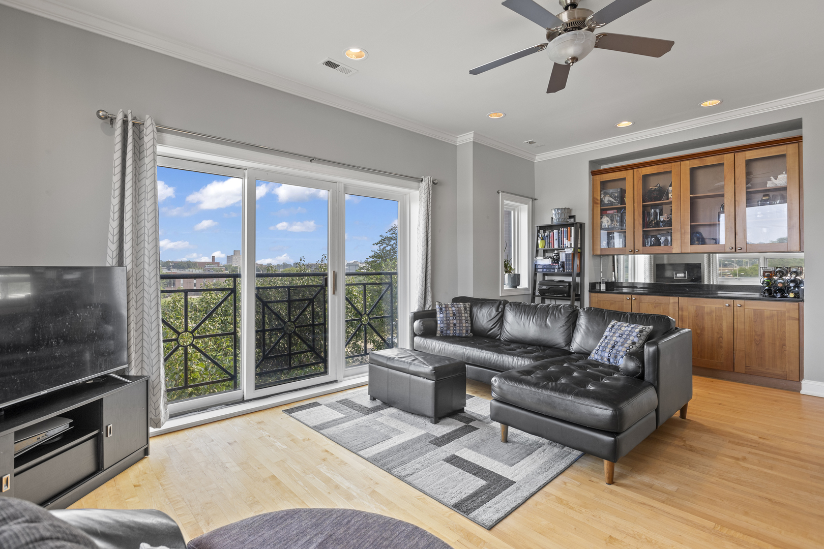 2521 W Congress Parkway 4