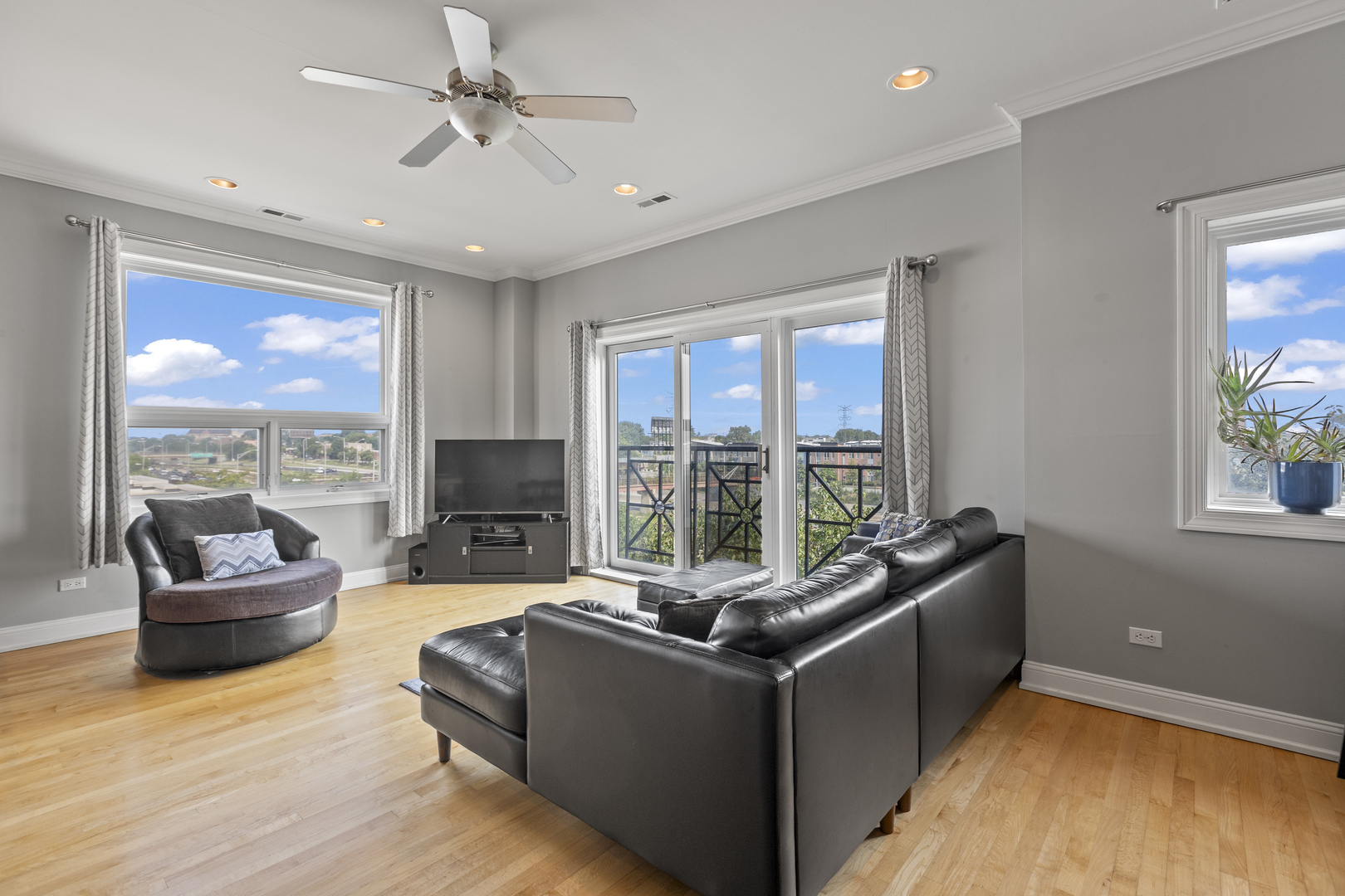 2521 W Congress Parkway 4