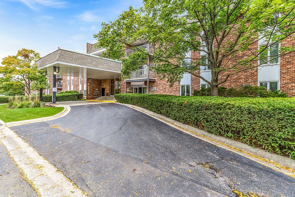 Photo for 3913 Saratoga Avenue #G-306, Downers Grove, IL 60515 (MLS # 12501336)