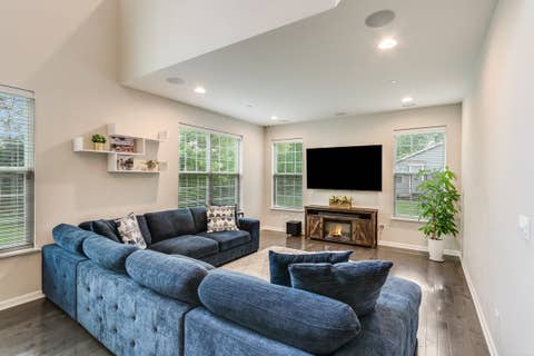Tiny photo for 1612 Bur Oak Drive, Hoffman Estates, IL 60192 (MLS # 12639661)