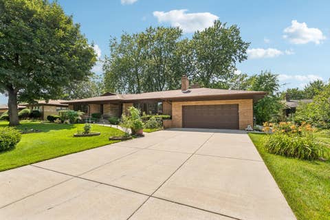 Photo of 6444 N Kenton Avenue, Lincolnwood, IL 60712 (MLS # 12708485)