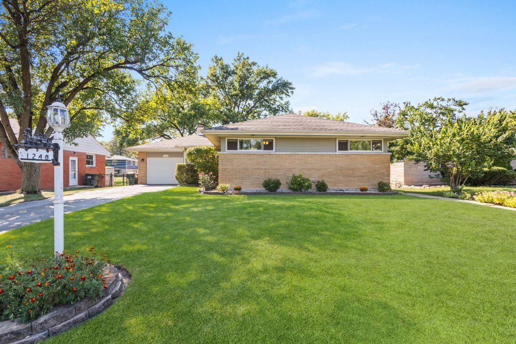 Photo for 1248 Oakmont Avenue, Flossmoor, IL 60422 (MLS # 12475843)