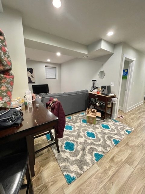 910 W WAVELAND Avenue G