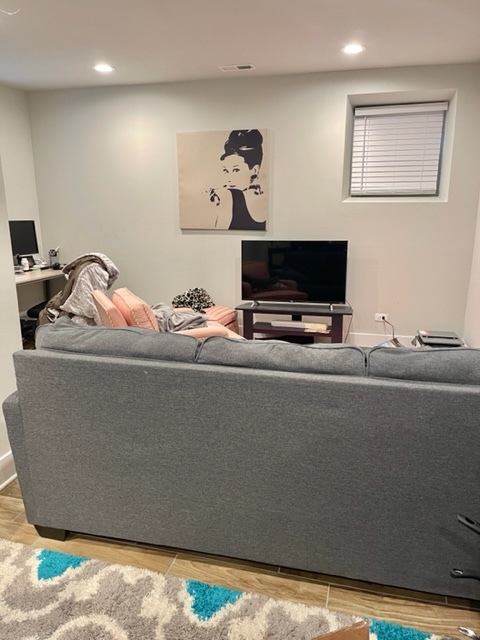 910 W WAVELAND Avenue G