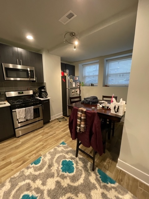 910 W WAVELAND Avenue G