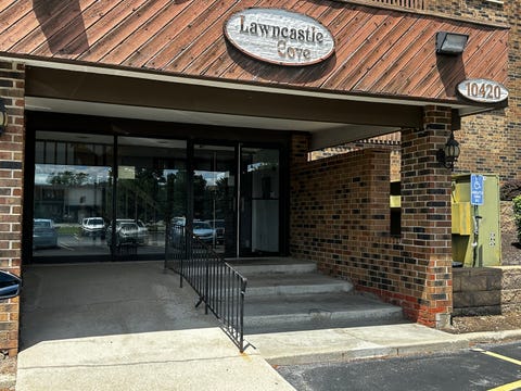 Tiny photo for 10420 Circle Drive #48B, Oak Lawn, IL 60453 (MLS # 12708411)
