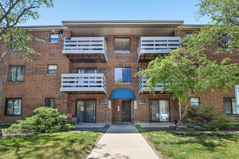 Photo of 1319 N Winslowe Drive #203, Palatine, IL 60074 (MLS # 12679972)