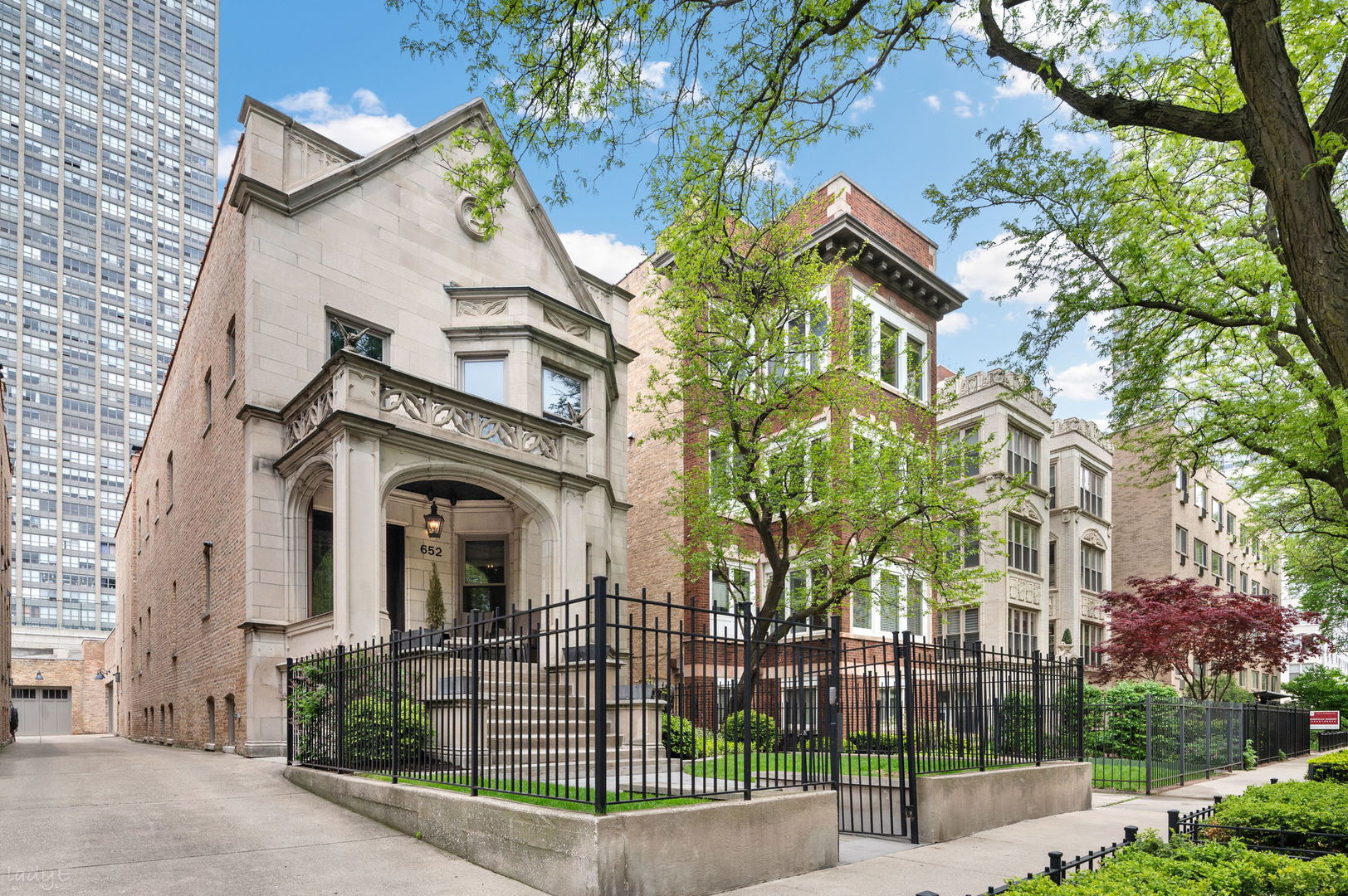 652 W Sheridan Road