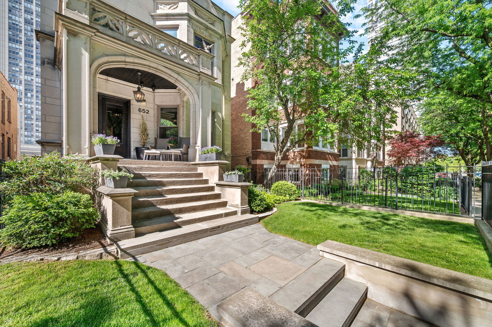 652 W Sheridan Road