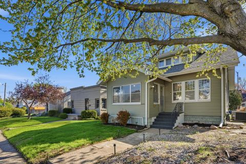 Tiny photo for 2951 Farnam Street, Davenport, IA 52803 (MLS # 12627839)