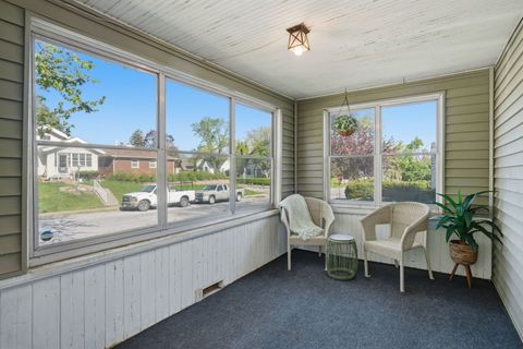 Tiny photo for 2951 Farnam Street, Davenport, IA 52803 (MLS # 12627839)