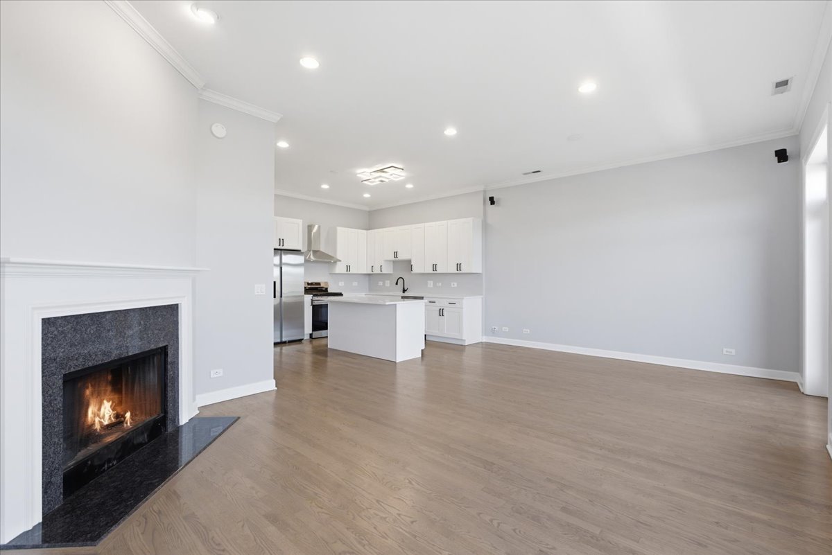 1935 W Belmont Avenue 4