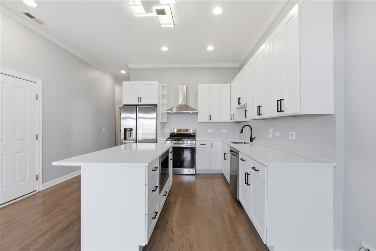 1935 W Belmont Avenue 4