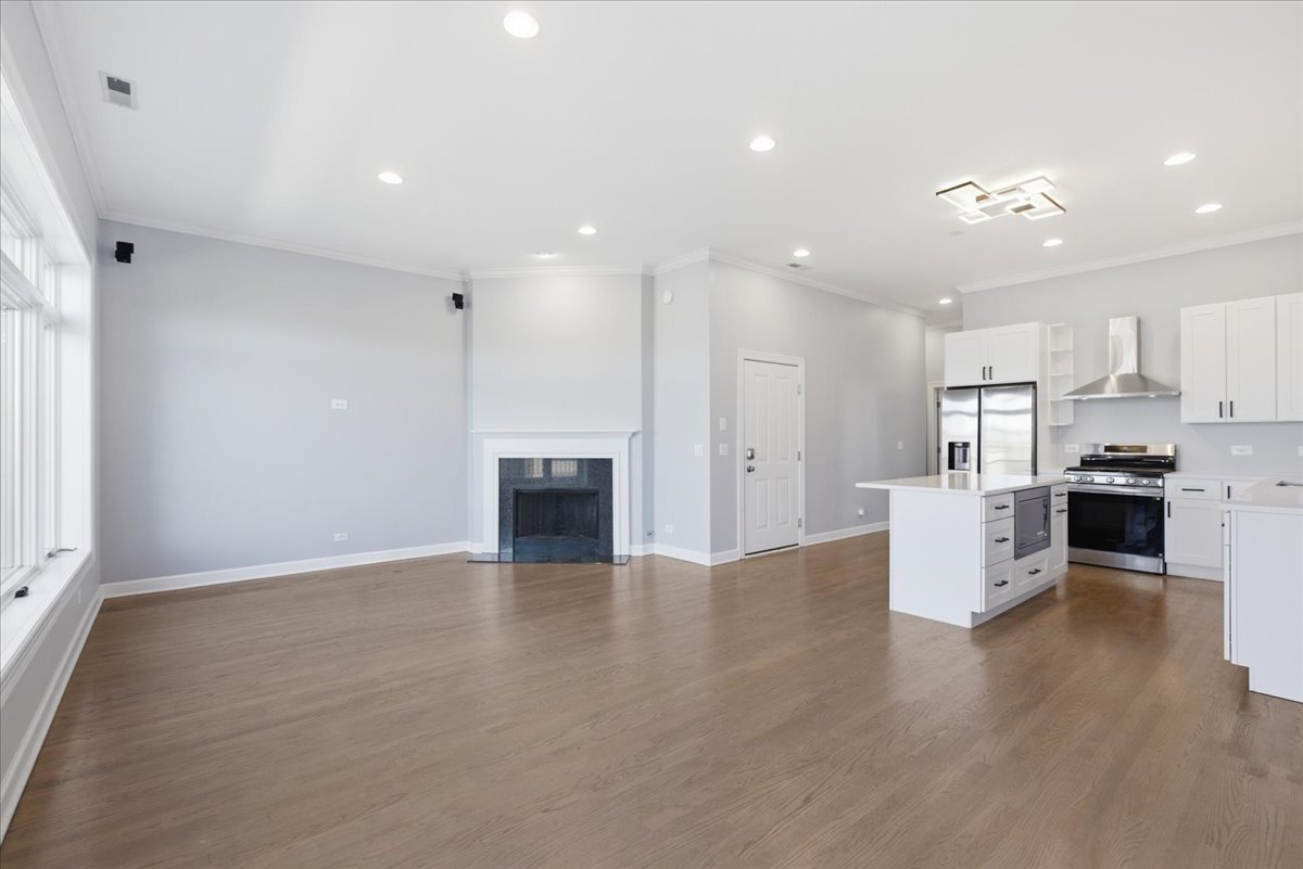 1935 W Belmont Avenue 4