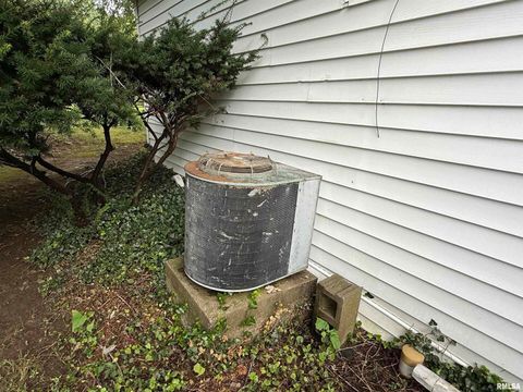 Tiny photo for 200 CRESTVIEW Drive, Dongola, IL 62926 (MLS # EB459378)