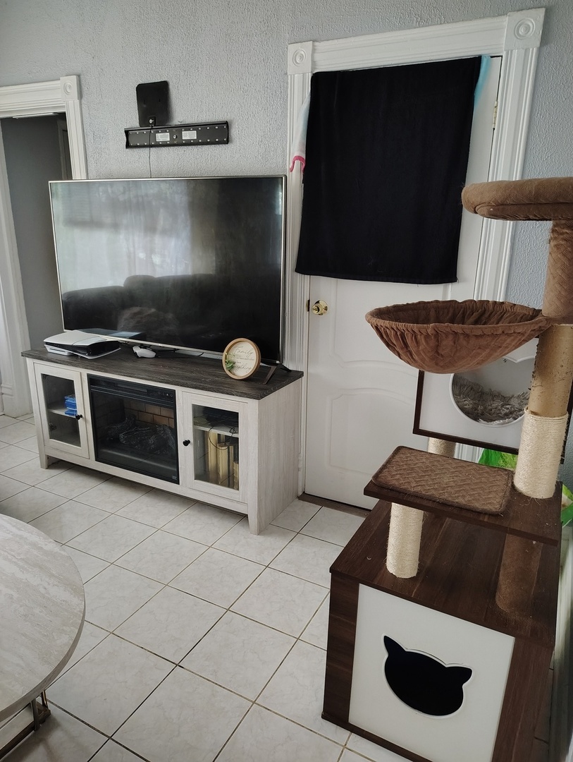 2240 W 50th Place