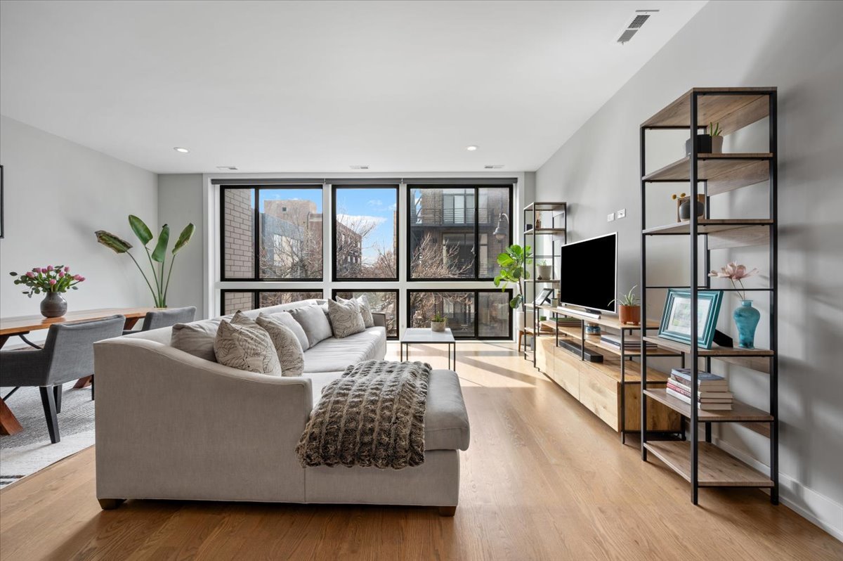 2730 W Armitage Avenue 3E