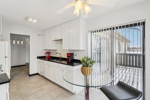 Tiny photo for 811 E Castle Court #2, Palatine, IL 60074 (MLS # 12568482)