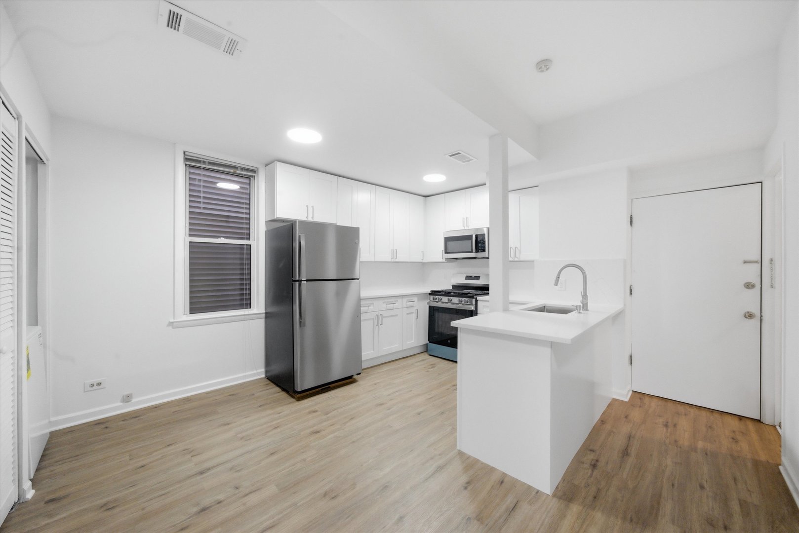 3037 N southport Avenue 1F