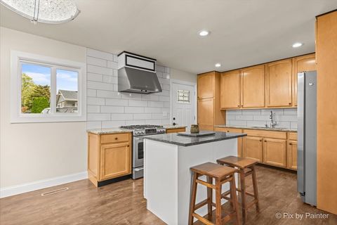 Tiny photo for 4 Austin Avenue, Carpentersville, IL 60110 (MLS # 12477696)