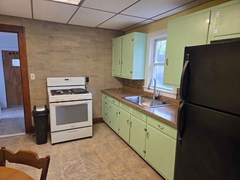 Tiny photo for 107 W Carpenter Street, Mcleansboro, IL 62859 (MLS # 100000172)