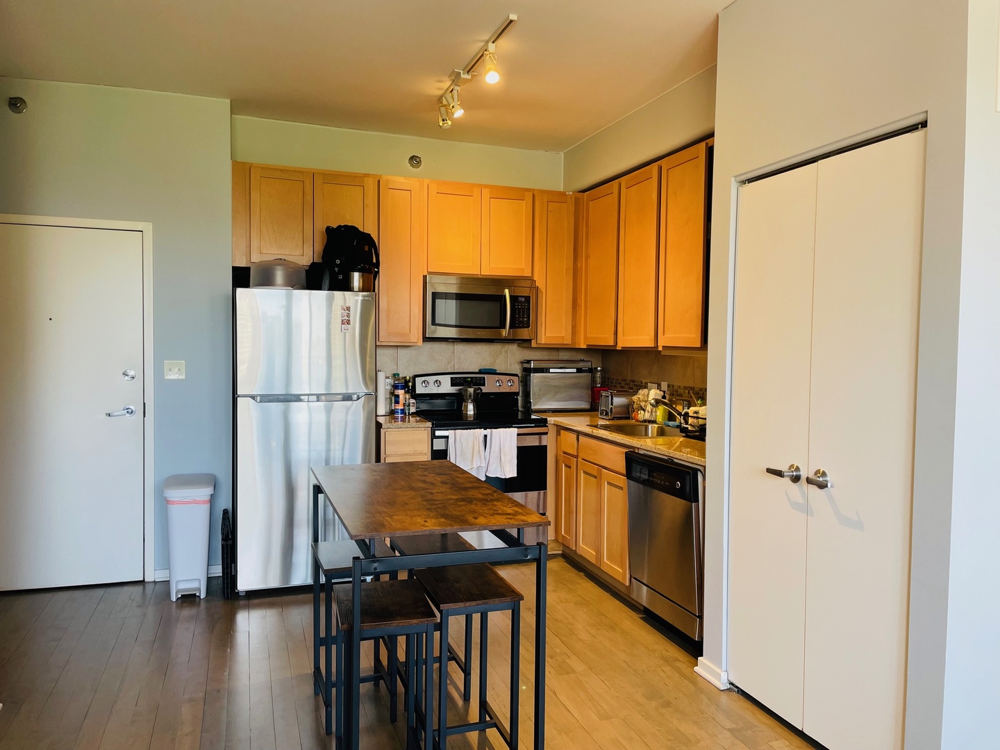 1 E 8TH Street 902