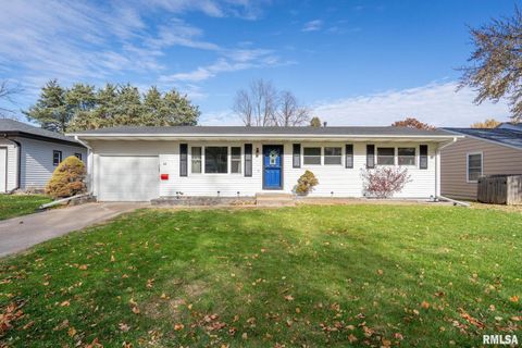 Photo of 60 PARKLANE Circle, Bettendorf, IA 52722 (MLS # QC4269386)