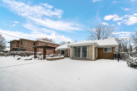 Tiny photo for 5156 FARWELL Avenue, Skokie, IL 60077 (MLS # 12526177)