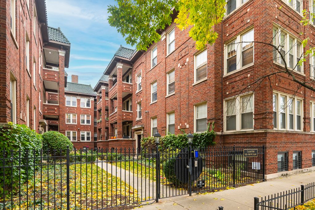 Photo for 958 W Cuyler Avenue #2N, Chicago, IL 60613 (MLS # 12501836)