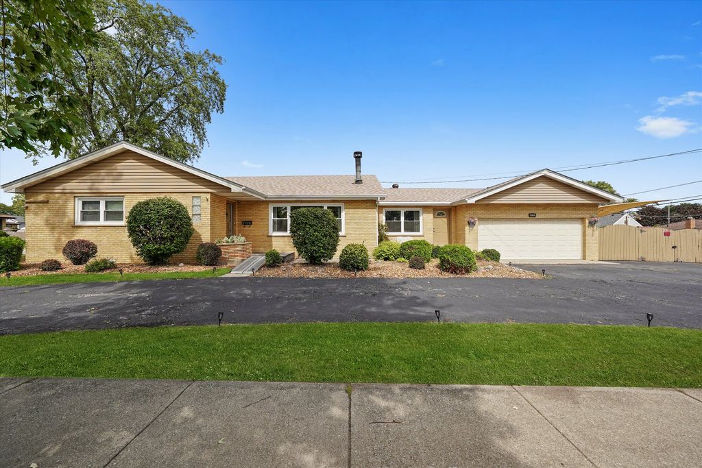 Photo for 5730 110th Street, Chicago Ridge, IL 60415 (MLS # 12482103)