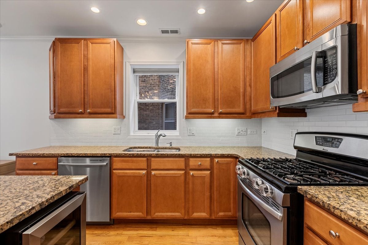2449 W FOSTER Avenue 1E