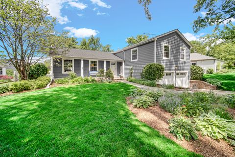 Property photo of 27w160 Oakwood Street, Winfield, IL 60190