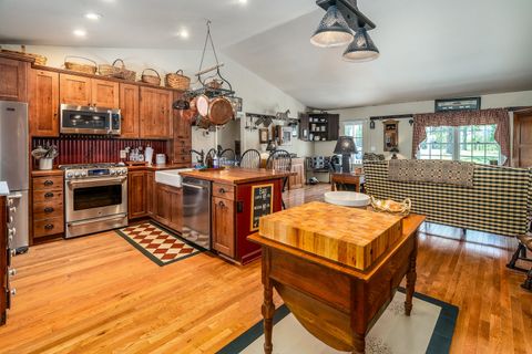 Tiny photo for 370 Woodlake Road, Eldorado, IL 62930 (MLS # 12614800)