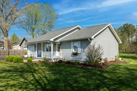 Tiny photo for 370 Woodlake Road, Eldorado, IL 62930 (MLS # 12614800)