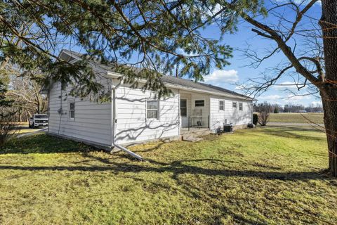 Tiny photo for 401 Oak Drive, Roberts, IL 60962 (MLS # 12567383)