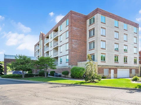 Tiny photo for 175 W Brush Hill Road #104, Elmhurst, IL 60126 (MLS # 12726699)