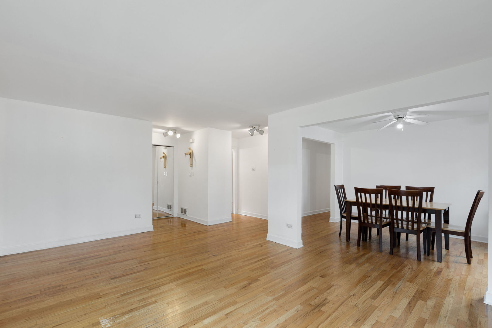 7070 N Ridge Boulevard 1A