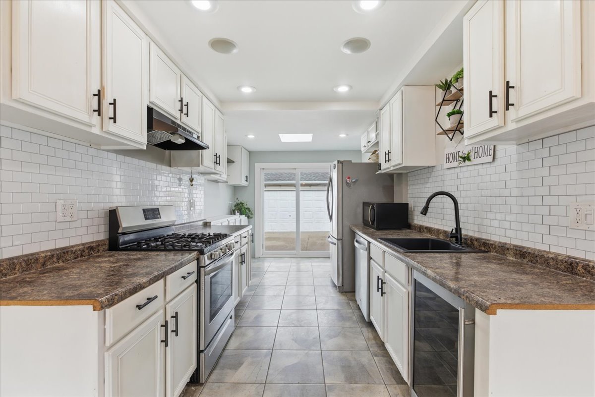 7802 W Victoria Street