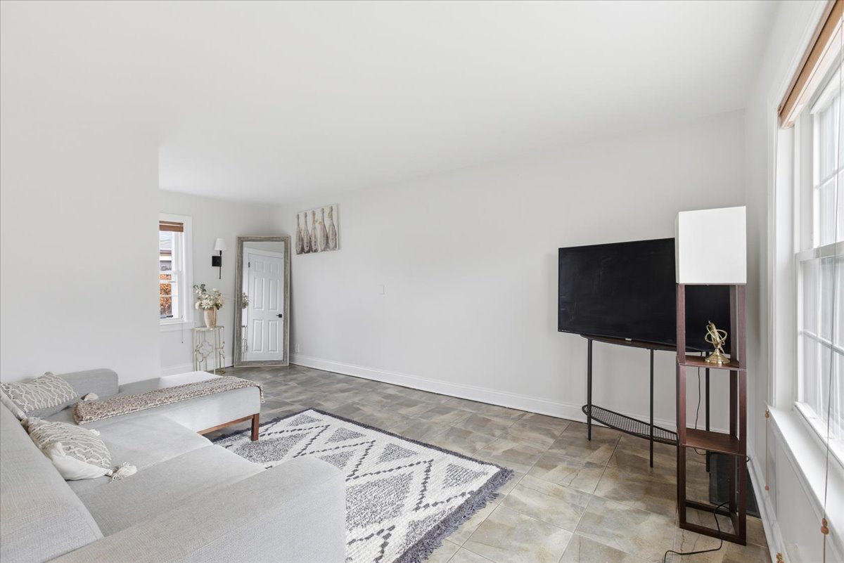 7802 W Victoria Street