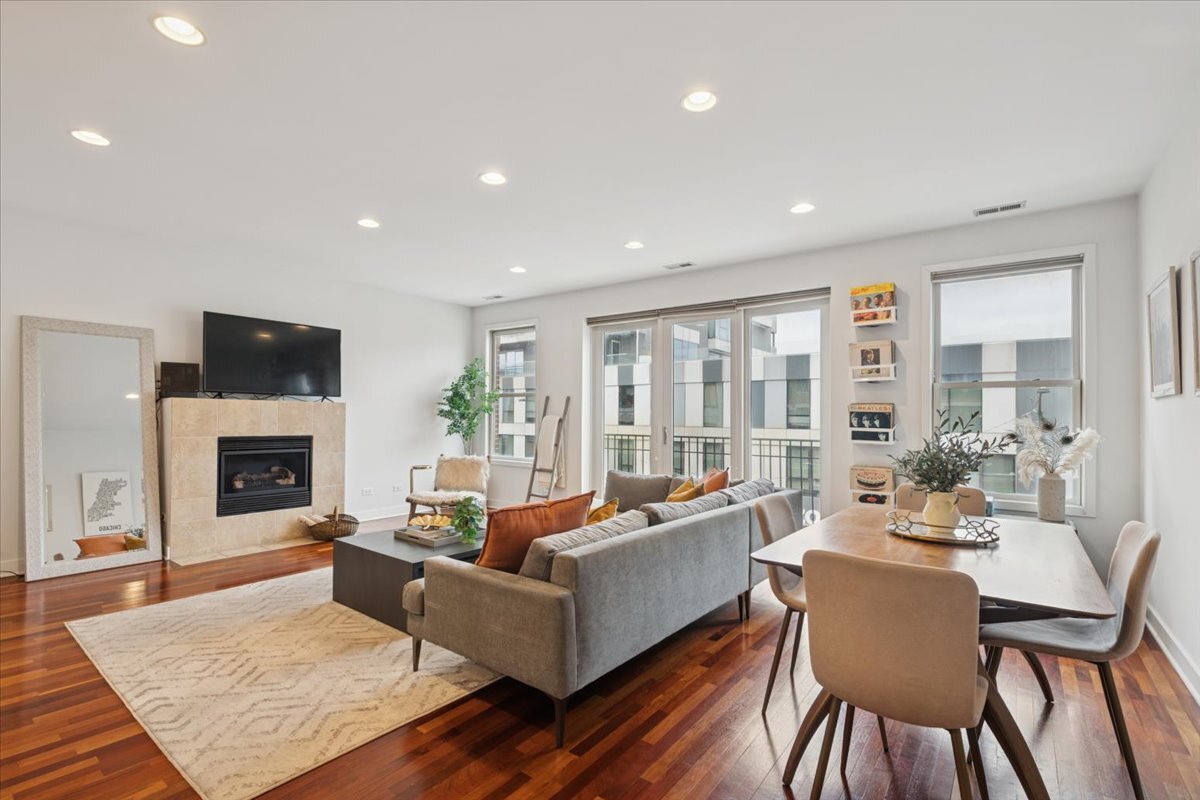 1234 N Milwaukee Avenue 3