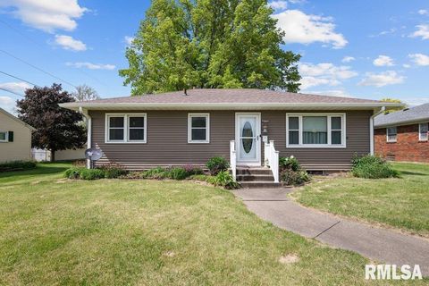 Photo of 3430 W LOCUST Street, Davenport, IA 52804 (MLS # QC4263350)