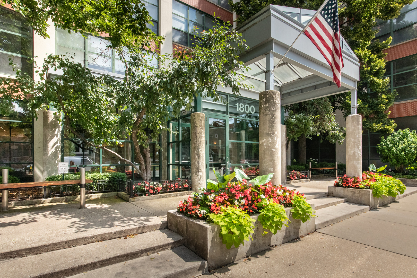 1800 W Roscoe Street 525