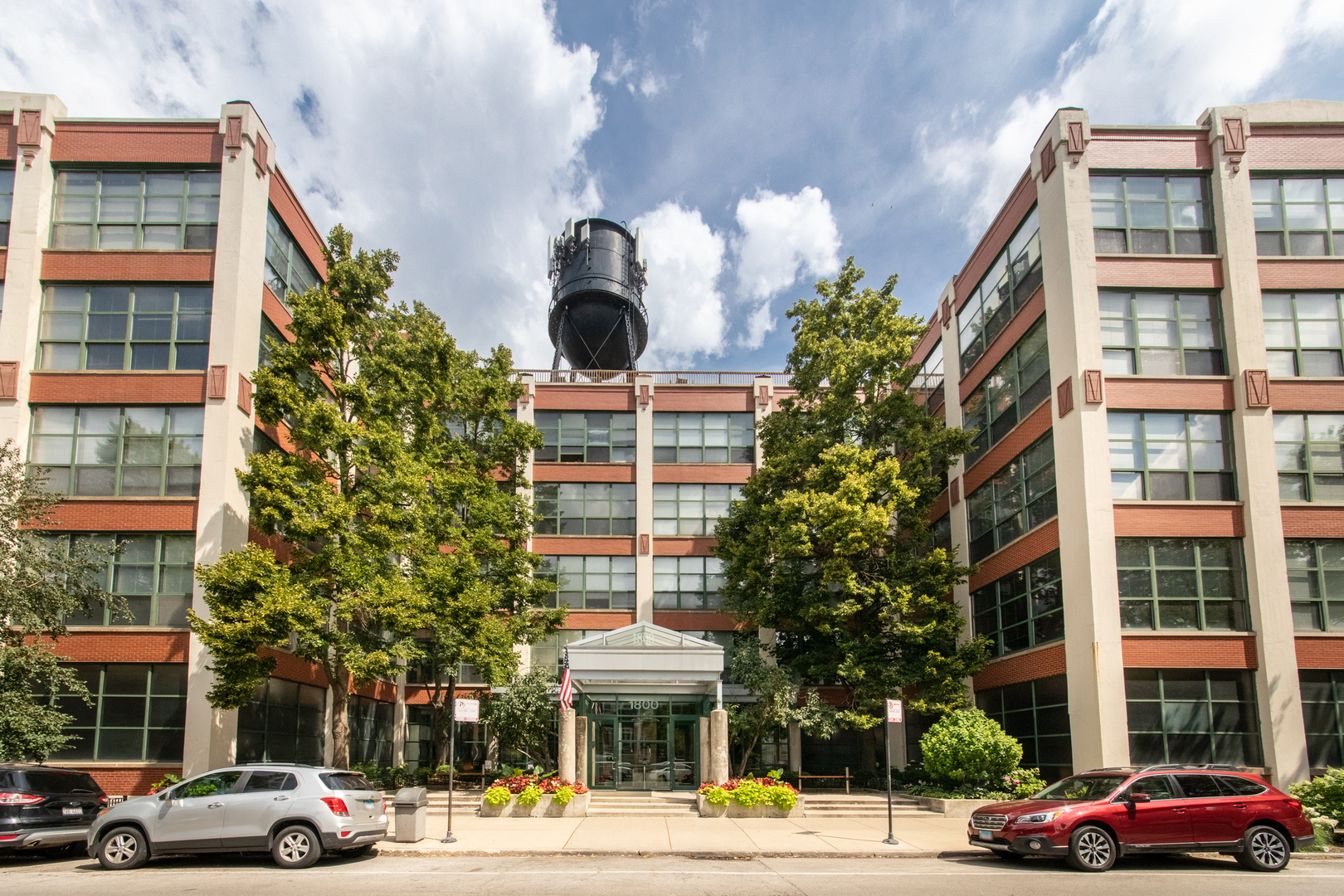 1800 W Roscoe Street 525