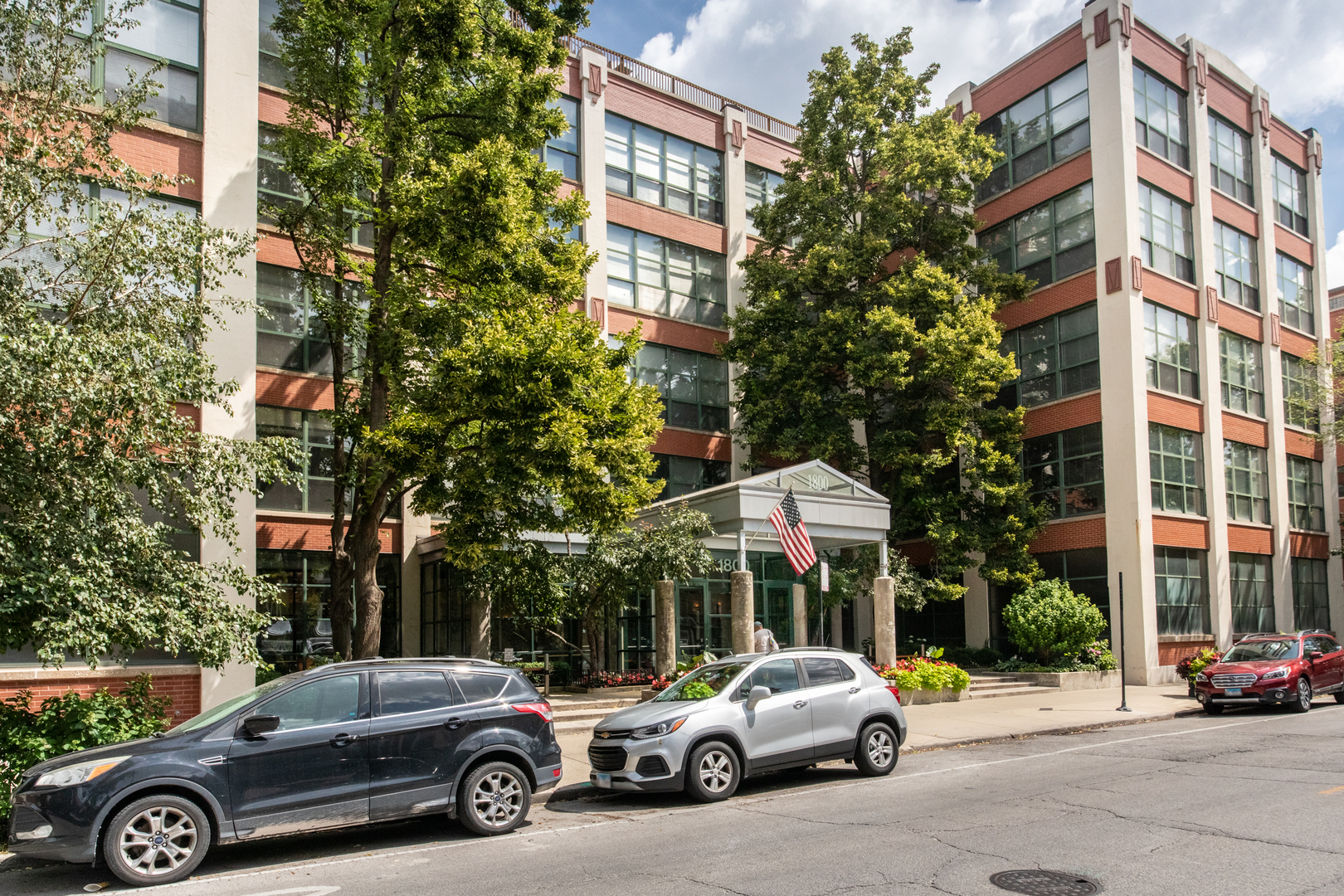 1800 W Roscoe Street 525