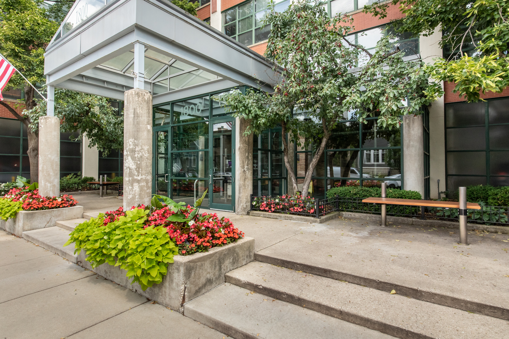1800 W Roscoe Street 525