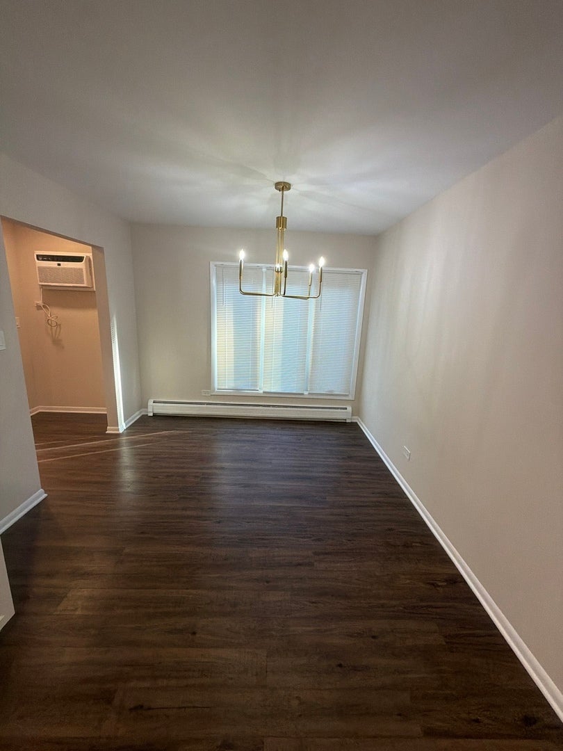 516 S La Grange Road 1