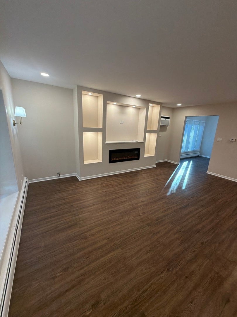 516 S La Grange Road 1