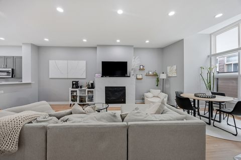 Tiny photo for 925 N Willard Court #2E, Chicago, IL 60642 (MLS # 12586434)