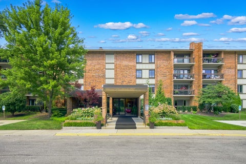 Photo of 201 Lake Hinsdale Drive #405, Willowbrook, IL 60527 (MLS # 12742143)