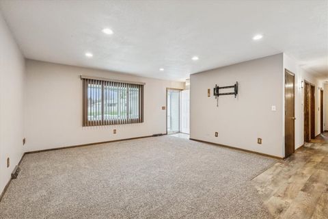 Tiny photo for 1045 Sweetbriar Lane, Clinton, IA 52732 (MLS # 100000066)